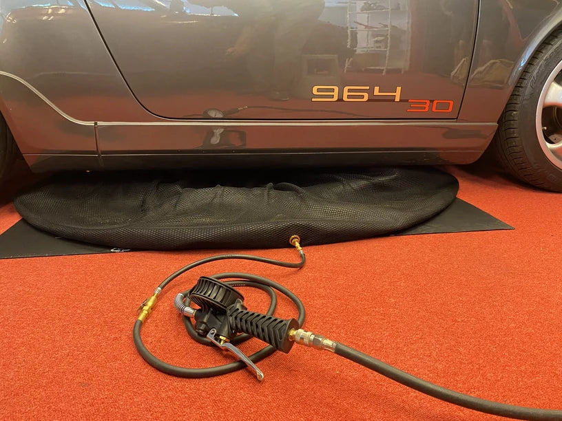 

1: Kissen unter das Fahrzeug schieben
